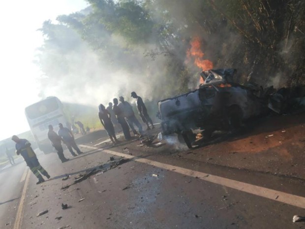 G1 Motorista morre carbonizado após acidente entre carro e ônibus