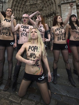 Feministas festejam em Paris a renúncia do Papa Bento XVI nesta terça-feira (12) (Foto: AFP/Joel Saget)