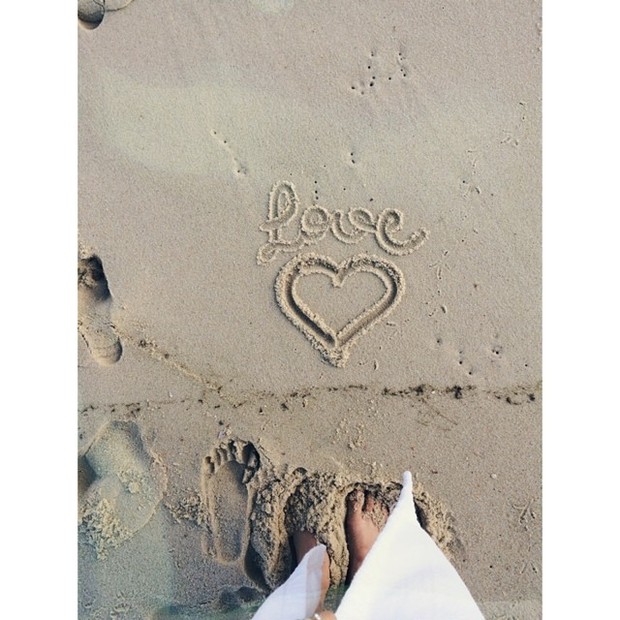Bruna Marquezine posta foto de coração na areia (Foto: Instagram / Reprodução)