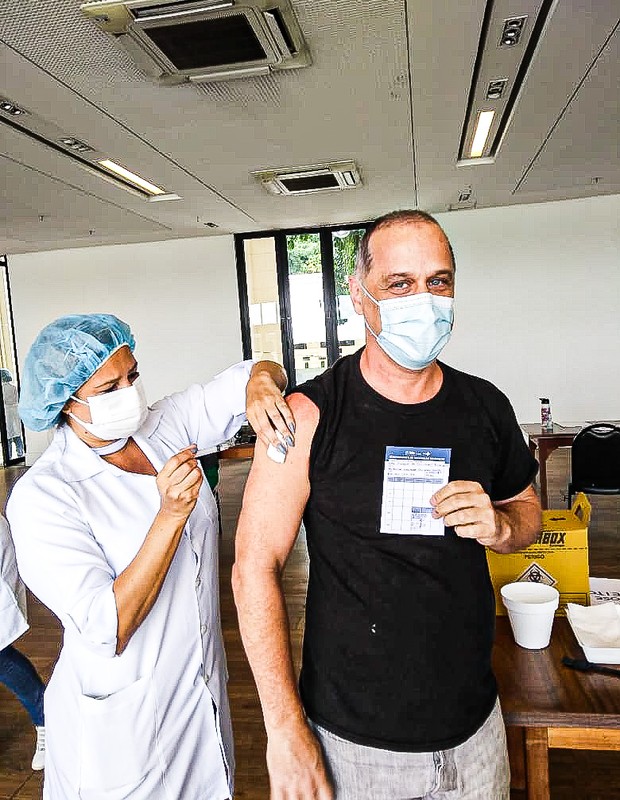 Guilherme Fontes é tietado ao tomar vacina contra a Covid-19 (Foto: Adão/AgNews)