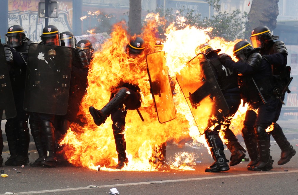 Policial é engolido pelas chamas em protesto em Paris (Foto: Zakaria Abdelkaf/AFP)