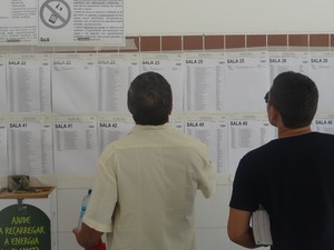 Candidatos rocuram salas de provas da OAB na Fits, em Maceió. (Foto: Carolina Sanches/G1)