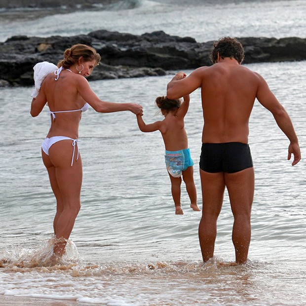 Deborah Secco na praia com o marido, Hugo moura, e a filha, Maria Flor, em Fernando de Noronha (Foto: AgNews)