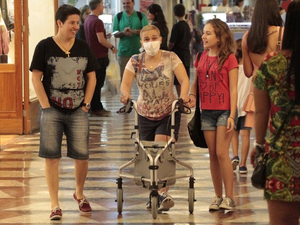 Claudia Rodrigues com a filha, Iza, em shopping na Zona Sul do Rio (Foto: Wallace Barbosa/ Ag. News)