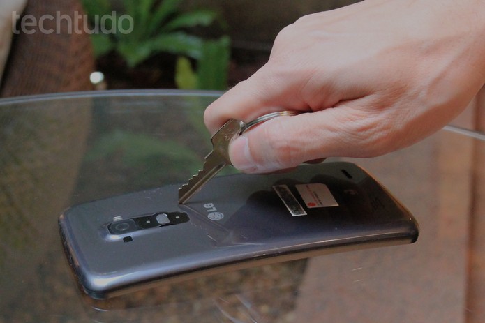 LG G Flex tem recurso que faz aparelho se "regenerar" após ser arranhado (Foto: Isadora Díaz/TechTudo)