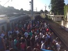 Passageiros reclamam de atrasos em estação de trem na Baixada, RJ