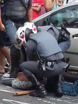 Homem foi preso pela polícia e vai responder por agressão (Foto: Vanguarda Repórter/Lucas Antunes)