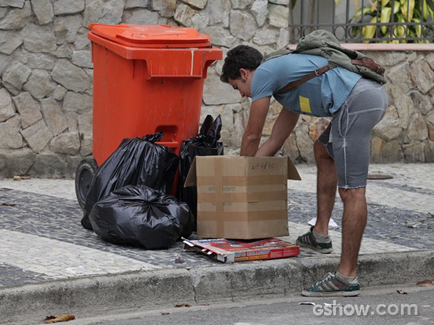 Ben olha e descobre que tudo é sobre Sofia (Foto: Pedro Curi / Tv Globo)