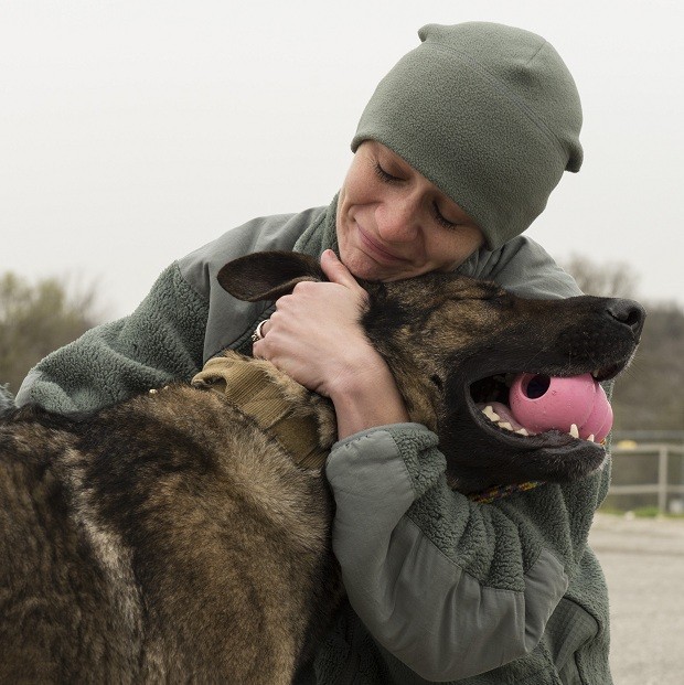 Chelsea LaFever, que cuida de cachorros militares, se emociona ao se despedir de Daisy (Foto:  Air Force/ Airman 1st Class Justine Rho)