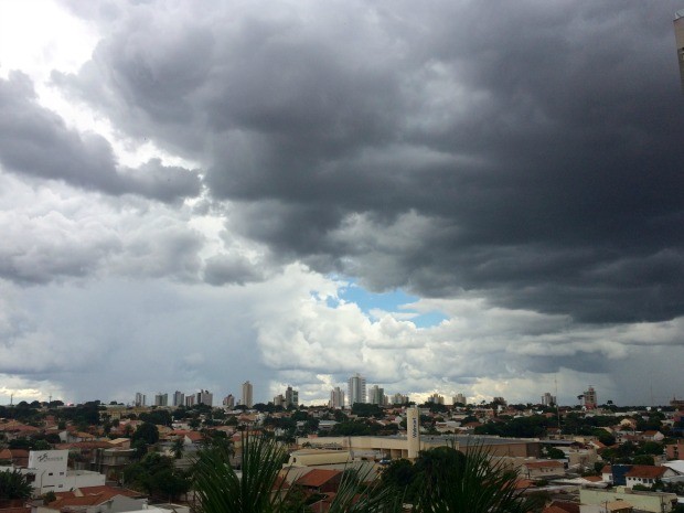 Chuva durante a tarde deste sábado (31) em Campo Grande (Foto: Maria Caroline Palieraqui/G1 MS)