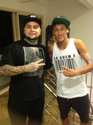 Adão Rosa, tatuador, e Neymar (Foto: Reprodução/Facebook)