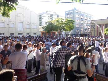 Centenas de pessoas se reuniram na praça para a homenagem (Foto: Felipe Truda/G1)
