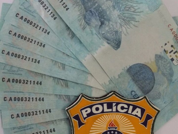 Dinheiro falso foi apreendido com os suspeitos (Foto: Divulgação/PRF)