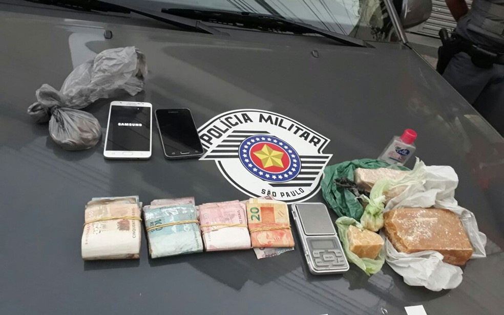 Operação policial prendeu dois traficantes com 774 g de cracjk, três celulares e R$ 1,6 mil (Foto: Divulgação/Secom Prefeitura de SP)
