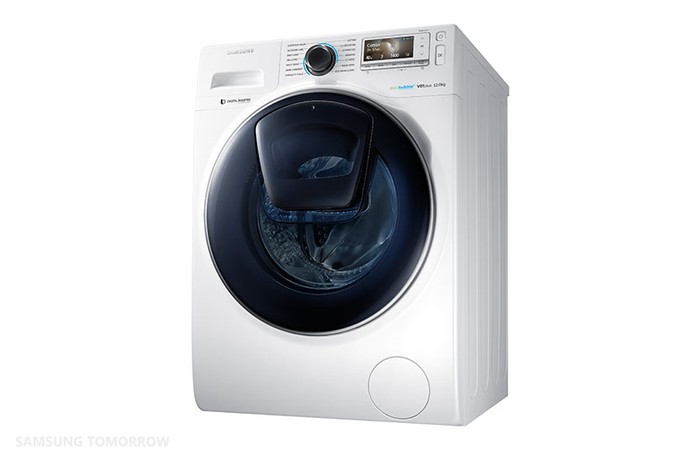 Máquina de lavar roupas da Samsung conta com janela especial para adicionar peças esquecidas (Foto: Reprodução/Samsung Tomorrow)