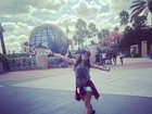Anitta posa de shortinho em parque de diversão