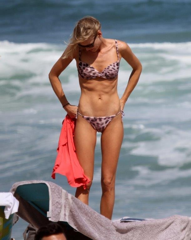 Top Model Shirley Mallmann vai à praia  (Foto: André Freitas / AgNews)