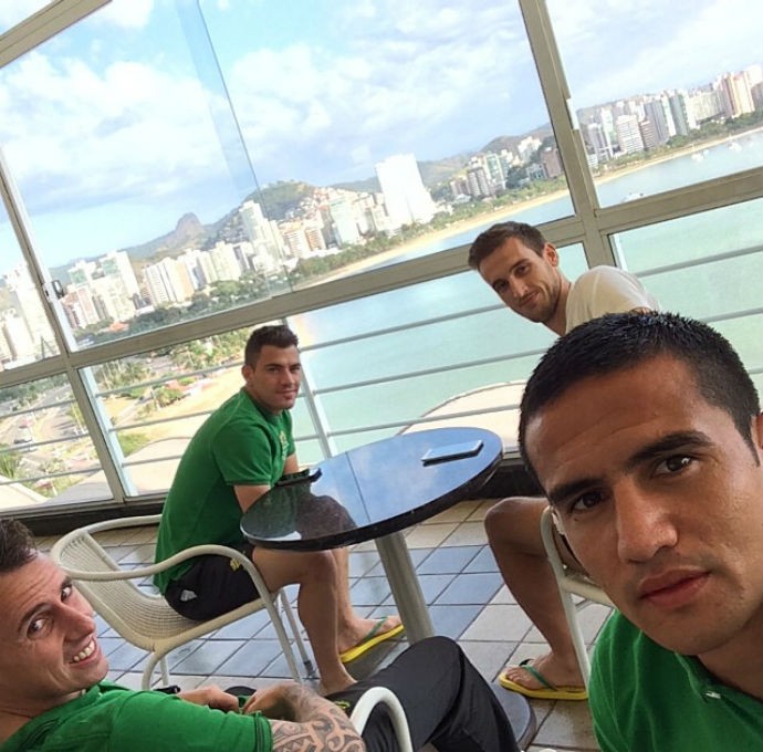 Tim Cahill com os companheiros da Austrália em hotel no ES (Foto: Reprodução/Instagram) Tim Cahill com os companheiros da Austrália em hotel no ES (Foto: Reprodução/Instagram)