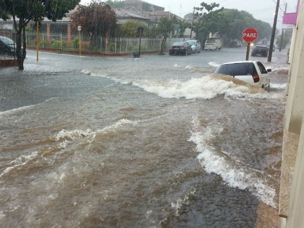 G1 Chuva Forte Causa Alagamentos E Arrasta Carro Por 30m Em