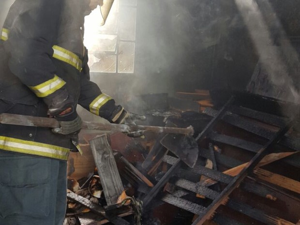 Móveis e percences foram consumidos pelo fogo (Foto: Corpo de Bombeiros) Móveis e percences foram consumidos pelo fogo (Foto: Corpo de Bombeiros)