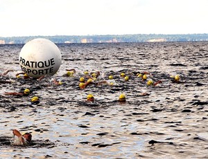 Atletas nadam muito na prova de natação do Circuito Amazonense de Triathlon (Foto: Federação de Triathlon do Amazonas/Divulgação)