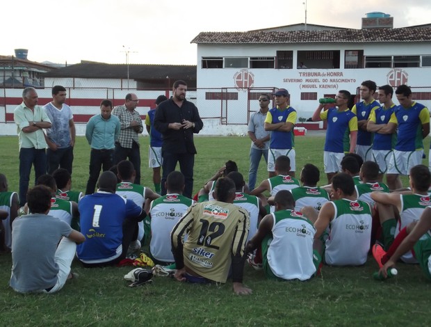 Presidente Anthony Armstrong conversa com jogadores do Alecrim (Foto: Tiago Menezes/GLOBOESPORTE.COM)