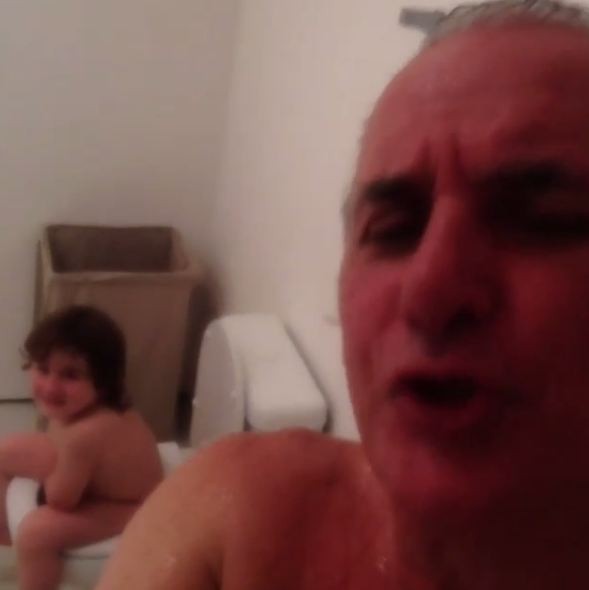 Otávio Mesquita posta foto do filho no banheiro (Foto: Instagram / Reprodução)