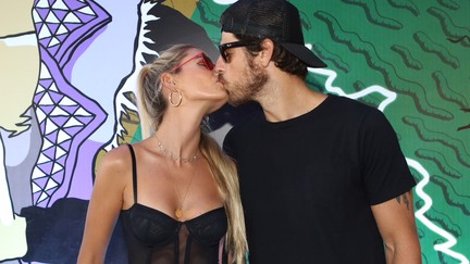 Famosos curtem o Lolla e beijam muito