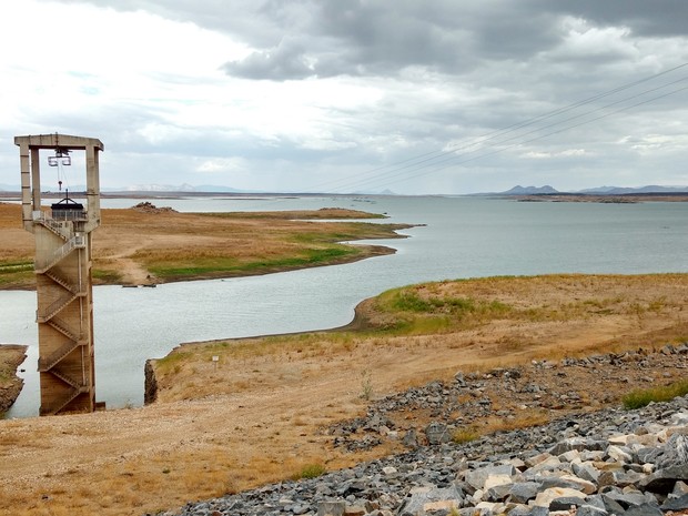 Com 15% da capacidade, Barragem Armando Ribeiro Gonçalves tem o nível mais baixo de água desde sua construção, em 1983 (Foto: Anderson Barbosa e Fred Carvalho/G1)