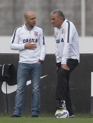 Corinthians busca manter seu elenco, mas propostas virão, diz Alessandro