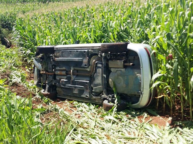Terceiro veículo envolvido tombou em plantação de milho (Foto: Jonei Farias/Blog do Jonei)