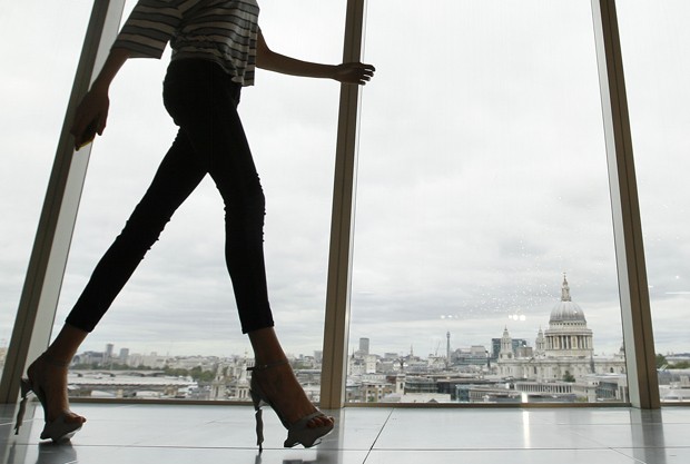  Foto de 2012 mostra modelo usando calça skinny durante desfile da Semana de Moda de Londres; calças apertadas podem levar a problemas de saúde  (Foto: AP Photo/Alastair Grant, File)