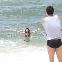 Lombardi E Nanda Costa Gravam Na Praia Por Tr S Das C Meras Salve Jorge