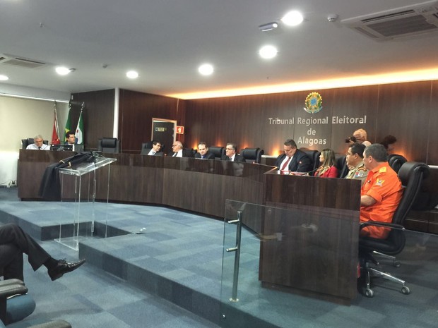 Reunião aconteceu no Tribunal Regional Eleitoral de Maceió. (Foto: Roberta Cólen/G1)