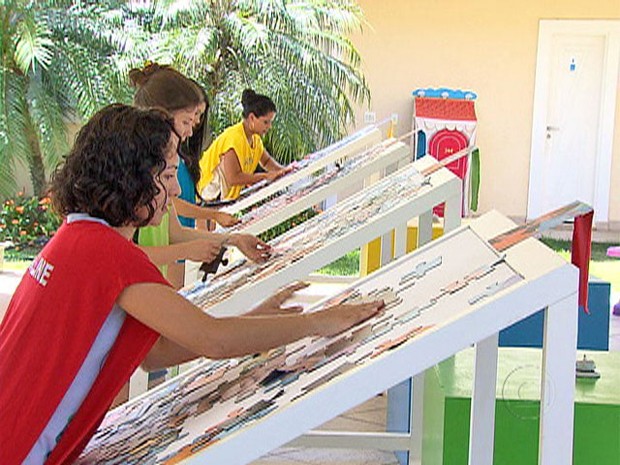 Mamães se esforçam para completar o quebra-cabeça em menos tempo (Foto: Mais Você / TV Globo)