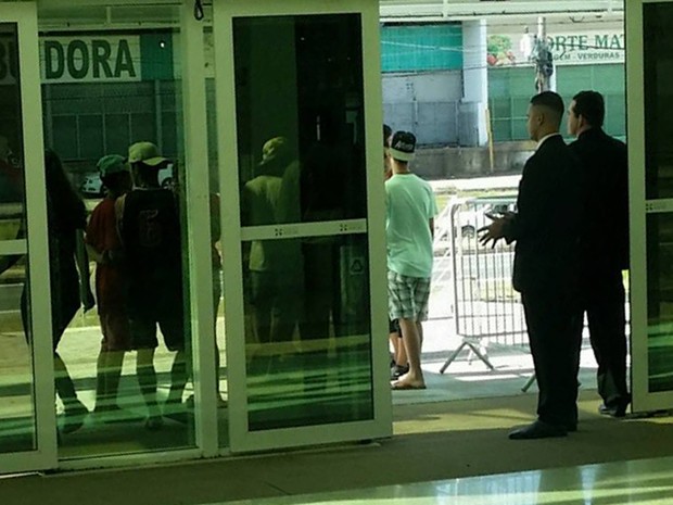 Jovens são impedidos de entrar no Shopping Moxuara, em Cariacica (Foto: Reprodução / Facebook)