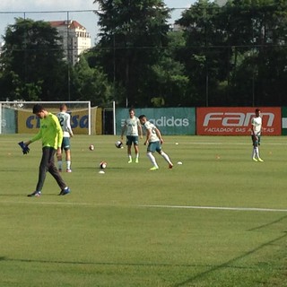 Sem Vitor Hugo, reservas do Palmeiras treinam para corrigir impedimentos