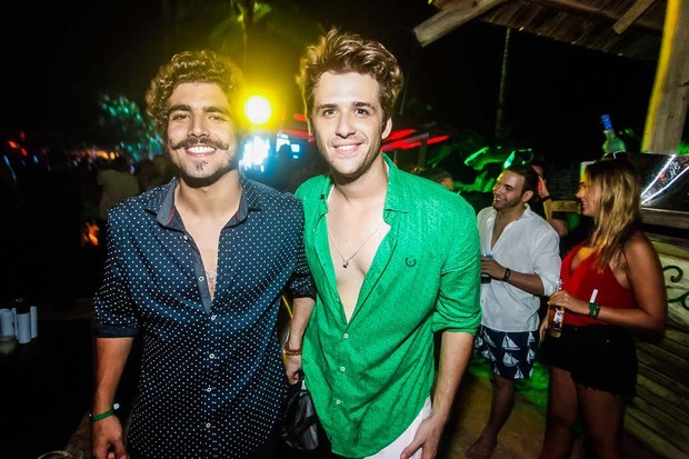 Caio Castro e Gil Coelho em festa na Bahia (Foto: Charles Naseh/Divulgação)