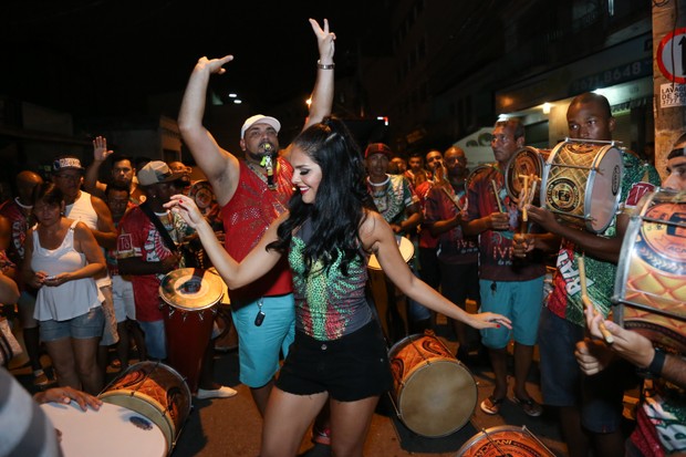 Paloma Bernardi vai ao ensaio de rua da Grande Rio, em Caxias (Foto: Roberto Filho / Brazil News)