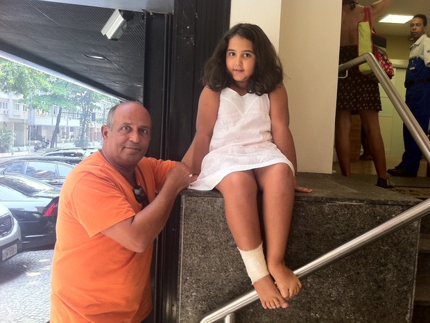Menina ferida por queda de janela em Copacabana feriu o pé (Foto: Priscilla Souza / G1)