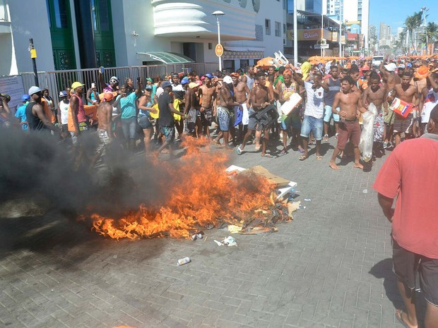 Manifestantes queimaram objetos em protesto na Barra (Foto: Ag. Haack)