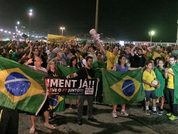 Cerca de 500 pessoas estavam na Avenida Atlântica por volta das 22h20 (Foto: Daniel Silveira/G1)