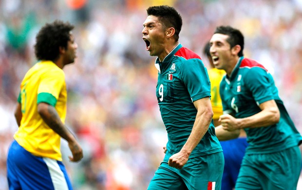 Oribe Peralta comemora segundo gol do México contra o Brasil final (Foto: Reuters)