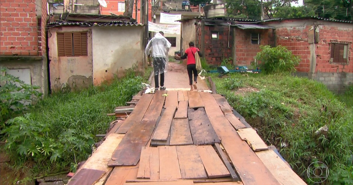 Moradores de Francisco Morato constroem ponte destruída por chuva - Globo.com
