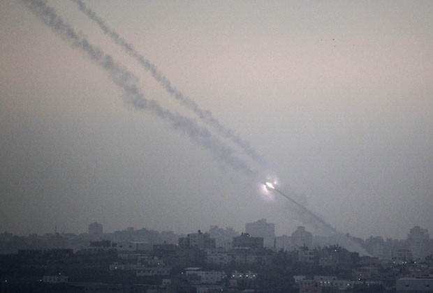 Foguete foi lançado de Gaza com destino a Israel por militantes palestinos (Foto: AFP)