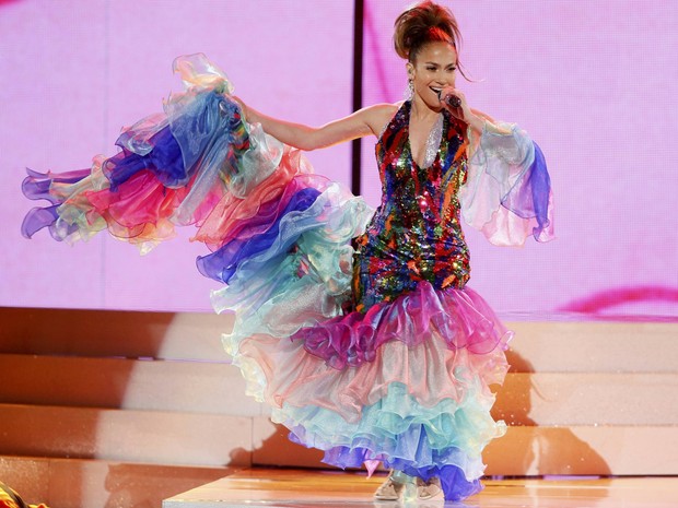 Jennifer Lopez canta em homenagem à cantora Celia Cruz no American Music Awards em Los Angeles, nos Estados Unidos (Foto: Lucy Nicholson/ Reuters)