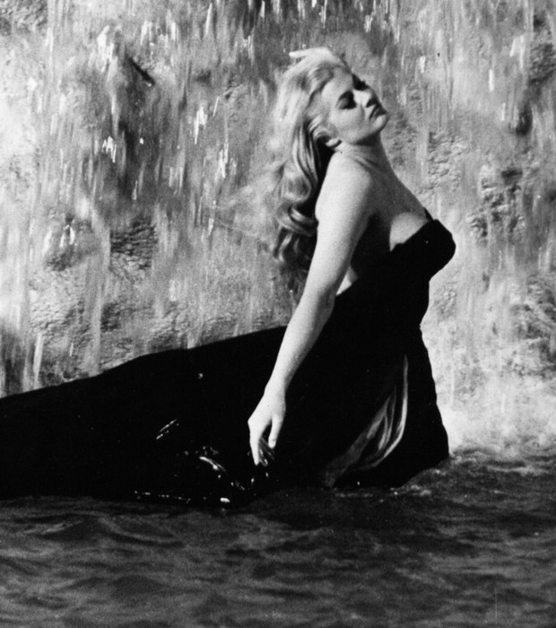 Sylvia (Anita Ekberg) em cena de "A Doce Vida", de Federico Fellini (Foto: Reprodução)
