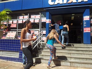 Sindicato diz que agências devem reabrir apenas na segunda-feira (14) em Ribeirão (Foto: Eduardo Guidini/G1)
