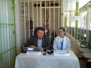 O advogado Cláudio Vieira e a veterinária Evelynne Marques dão entrevista sobre as denúncias feitas contra a instituição (Foto: Lucas Leite/G1)