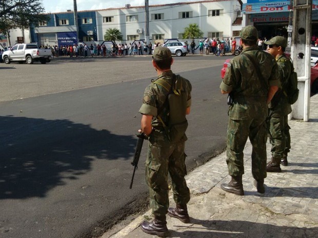 Homens da Marinha do Brasil patrulham ruas em Nísia Floresta, RN